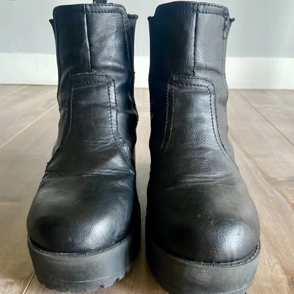 Steve Madden 'Eber' Chelsea Chunky Y2K Platform Boots in Black